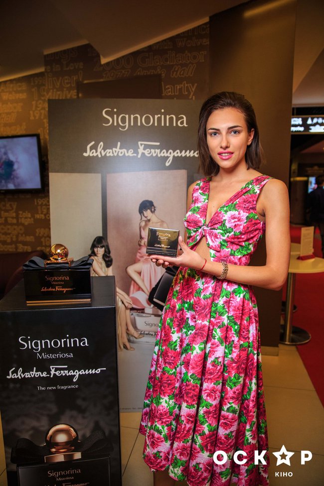 Аліса в Задзеркаллі прем'єра