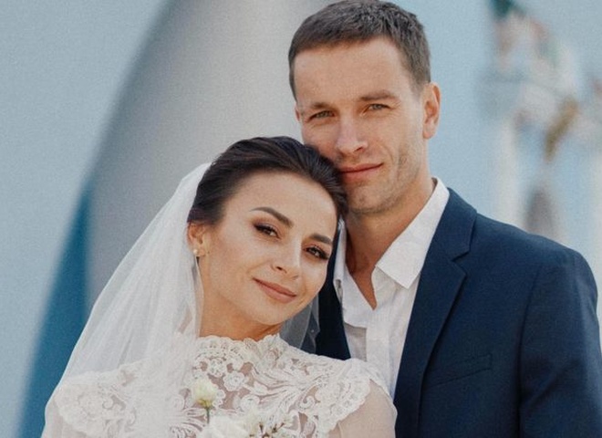 Ілона Гвоздьова привітала чоловіка з річницею весілля та показала їхнє вінчання під час війни