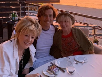 Вайкуле пояснила, навіщо прес-секретар Путіна цілував руки Пугачової на похороні Юдашкіна