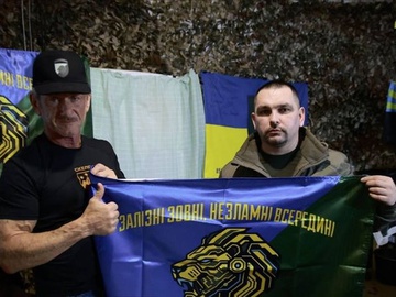 Шон Пенн зустрівся з українськими захисниками на Донбасі