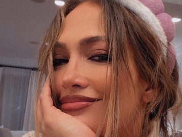 Лопес у короткому топі показала свій сталевий прес у спортзалі