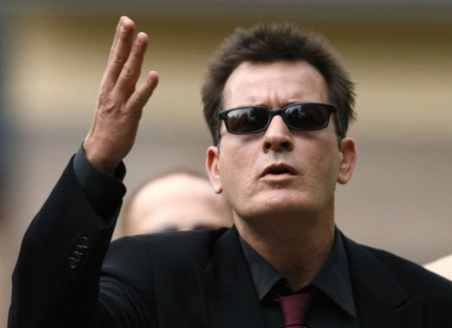 Чарлі Шин поцілував мужика 