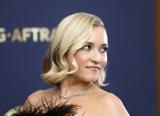 Зірка серіалу "Юний Шелдон" Емілі Осмент виходить заміж: фото із заручин