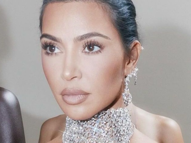"Про що я лише думала": Кім Кардаш'ян показала груди у відвертому топі з каменів