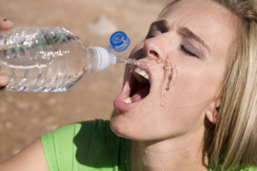Не умеют девушки пить воду