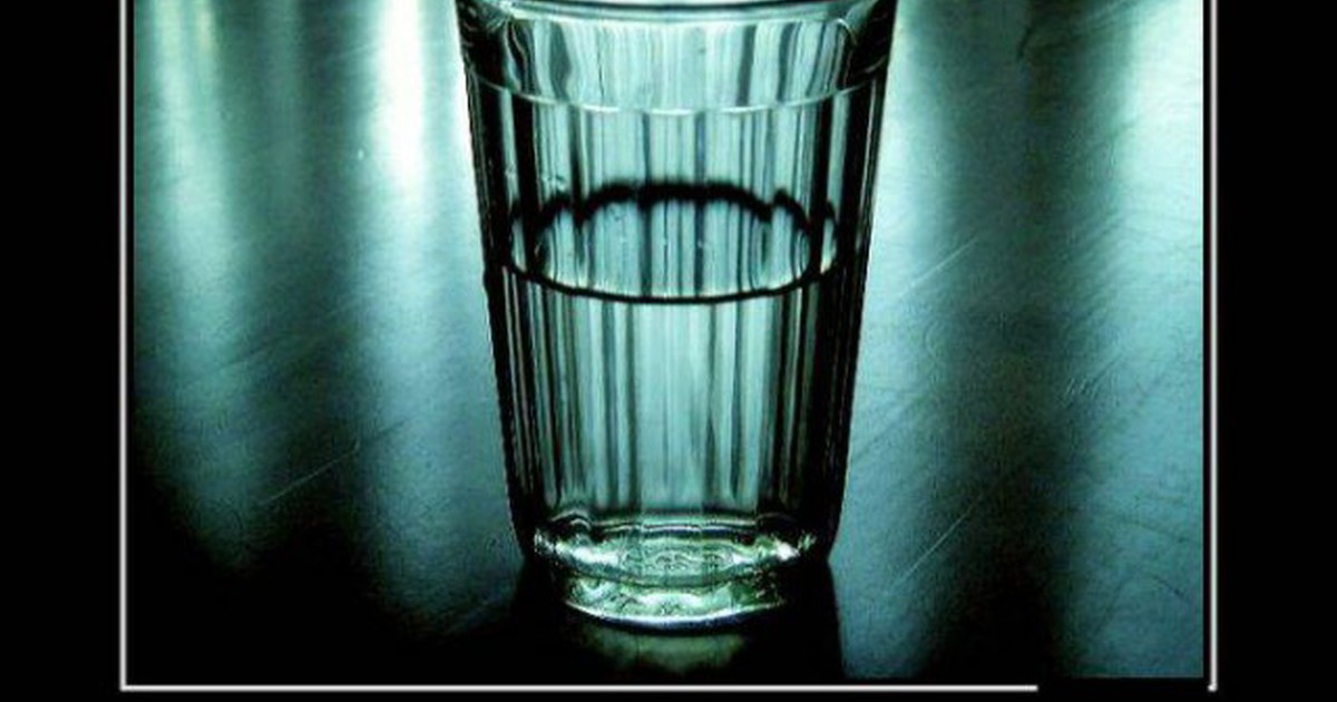 Налей полстакана воды. Граненый стакан. Граненый стакан с водой. Стакан воды наполовину. Полстакана воды.