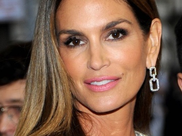 Модна класика: Сінді Кроуфорд у простому образі, який ви легко повторите