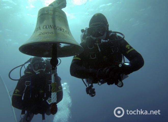 Водолазы у затонувшего лайнера Коста Конкордия