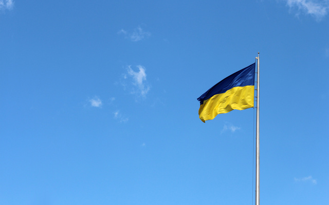 Украинский флаг на фоне неба
