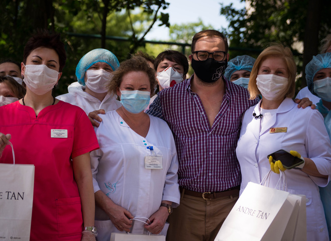 Андре Тан подарил женщинам-врачам дизайнерские платья, поблагодарив за ежедневный труд