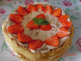 Бісквітний тортик з полуницями