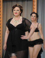 Шоу Оголена красуня