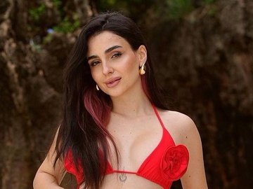 "Жінка почала ревнувати": Трінчер покорила публіку позами в купальнику з чотирьох частин