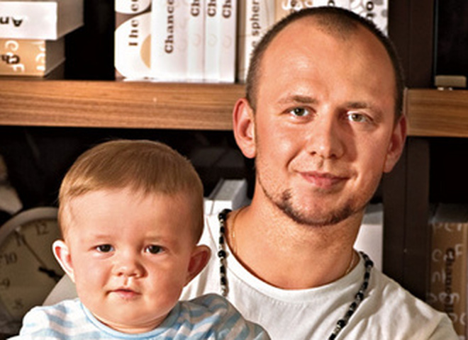 Потап подарил игрушечную машинку и игрушечный самолет