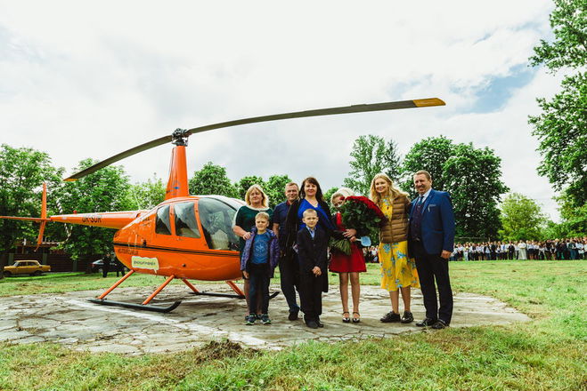 Гелікоптер приземлився на подвір’ї сільської школи: проект Лідії Таран продовжує здійснювати дитячі мрії