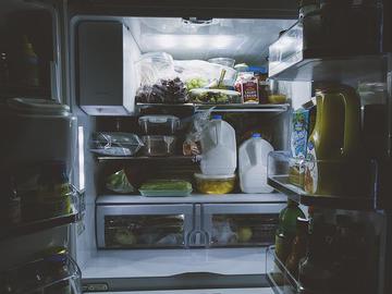Как избавиться от неприятного запаха в холодильнике