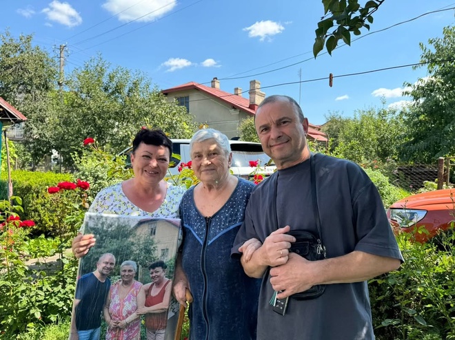 Віктор Павлік показав дитяче фото та публічно звернувся до сестри