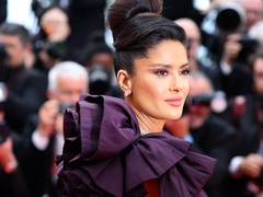 Сальма Гаєк знялася на пляжі в леопардовому купальнику