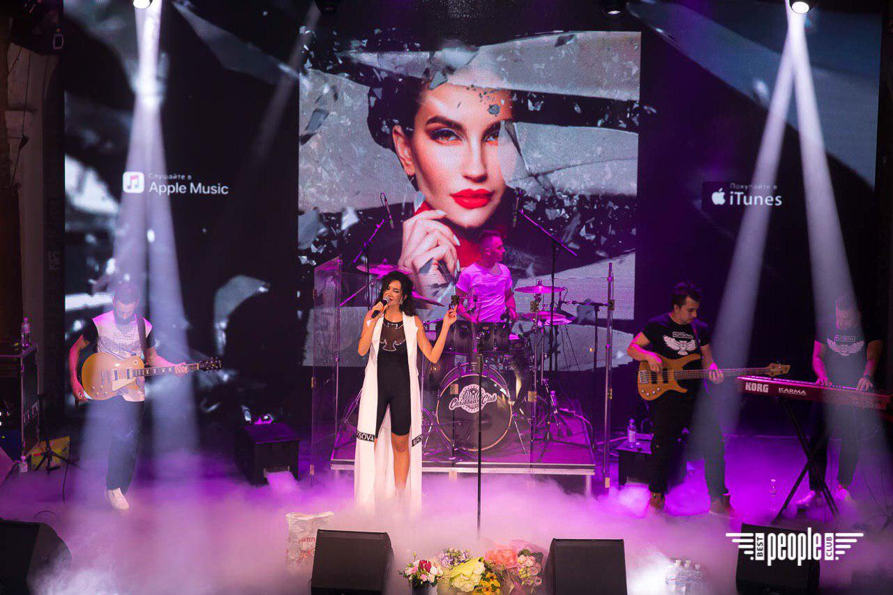 Співачка KUPTSOVA презентувала дебютний альбом гучним концертом на свій день народження