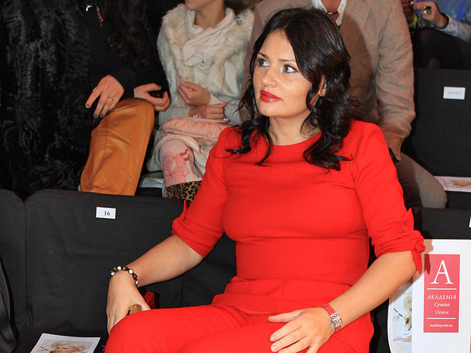 Кільчицька здивувала червоним костюмом