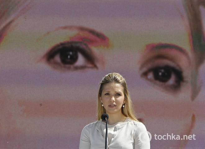 Евгения Тимошенко на фоне портрета Юлии Тимошенко