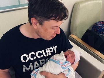 Илон Маск с новорожденным сыном