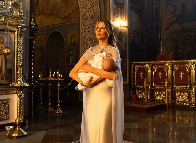 Мамські будні: Нікітюк показалася на прогулянці з 5-місячним сином Оскаром