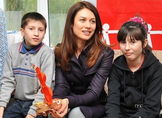 Ольга приехала в детский дом вместе с бизнесменом Александром Онищенко