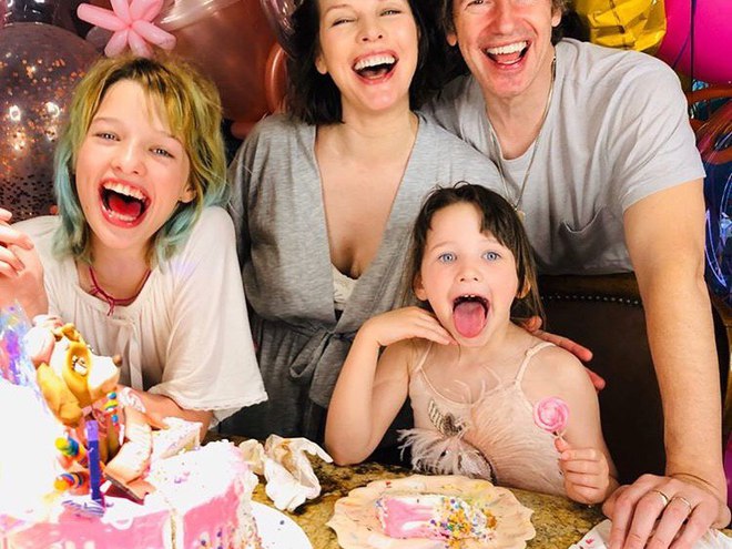 Яркое день рождения средней дочери Милы Йовович