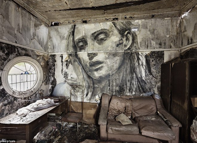 "Пустое": художник рисует женские портреты на заброшенных зданиях