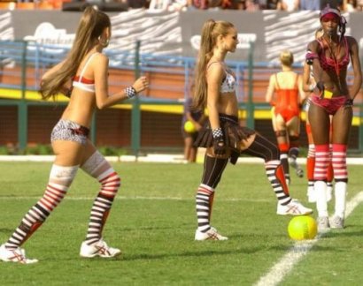Футбол и девушки))
