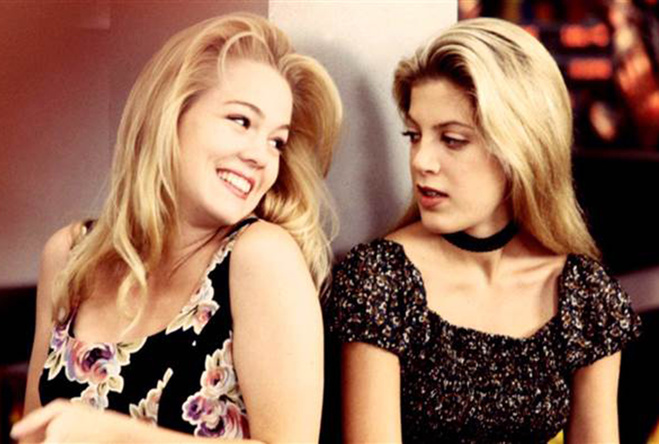 Торі Спеллінг (праворуч) у серіалі "Беверлі-Хіллз, 90210"