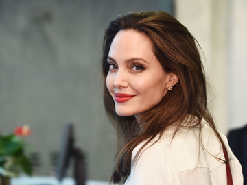 Анджелина Джоли-Питт сменила фамилию на Джоли