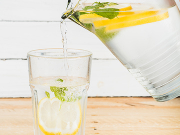 Коктейль здоровья: в чем польза теплой воды с лимоном