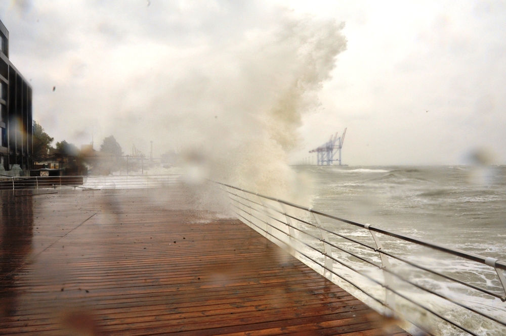 Шторм в Одессе: город накрыла разрушающая сила стихии