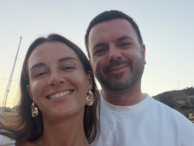Дружина Решетніка показала, як він ходив шукати на пляжі в Іспанії її залицяльника