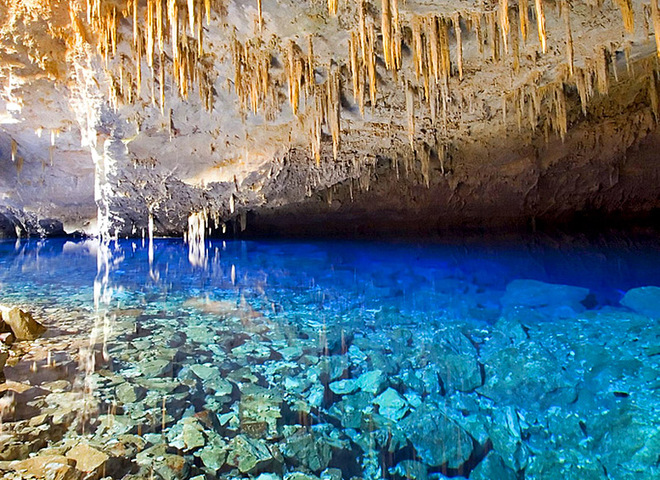 Печера блакитного озера в Бразилії