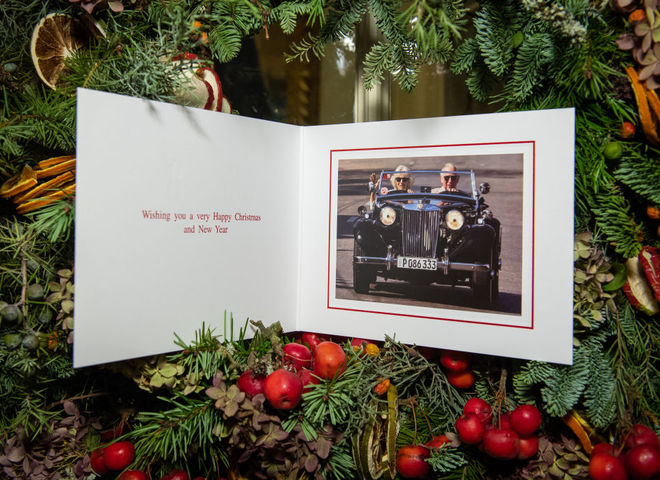 Лучшие рождественские открытки монарших особ