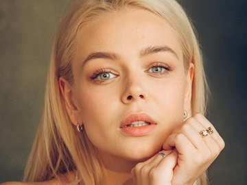 Гросу показала, як під нову пісню про стосунки п'є в Чикаго