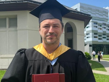 Випуск 2023 року: 42-річний Сергій Притула став магістром в одному із львівських університетів