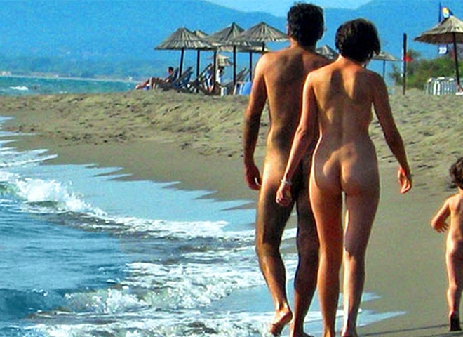 Настоящие голые нудисты загорают на нудистском пляже