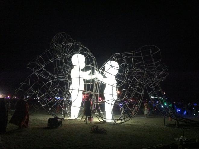 Інсталяція "Любов" українського скульптора на Burning Man