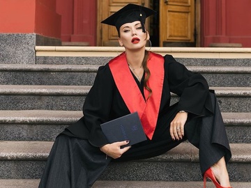 Анна Саліванчук отримала диплом психолога та показала фото з випускного