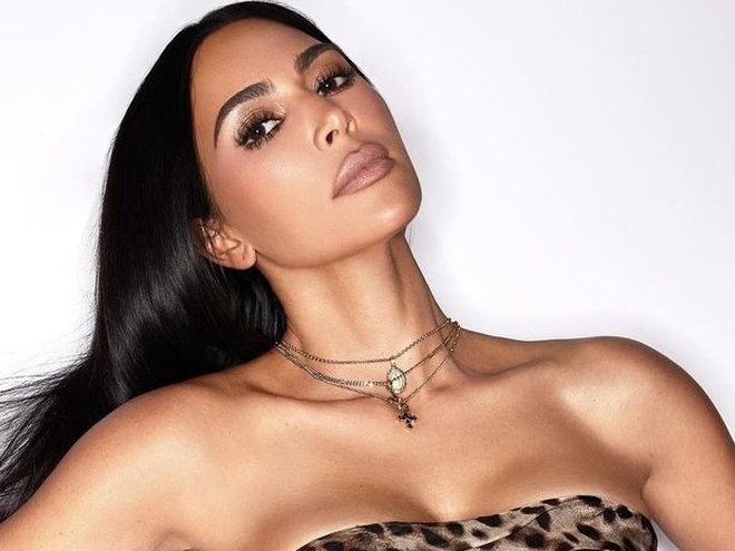 Кім Кардаш'ян продемонструвала підтягнуту фігуру у леопардовій білизні