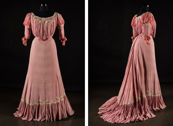 Розовое платье с кружевной аппликацией