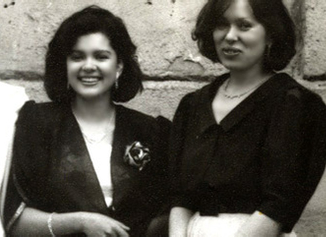Руслана с мамой и сестрой на выпускном