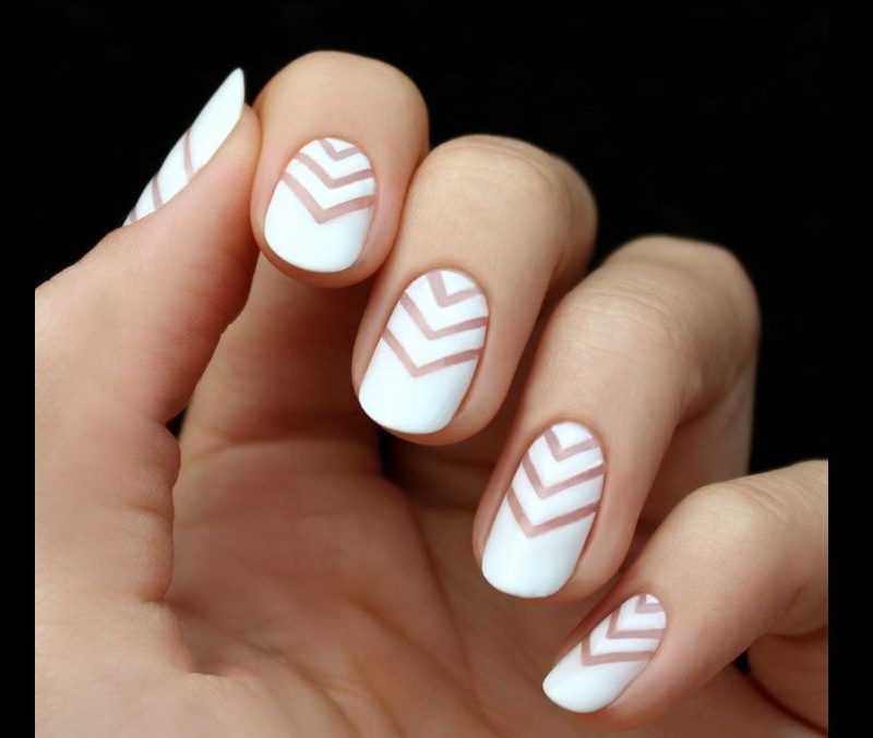Тренд сезона: нейл-арт с незаполненным пространством