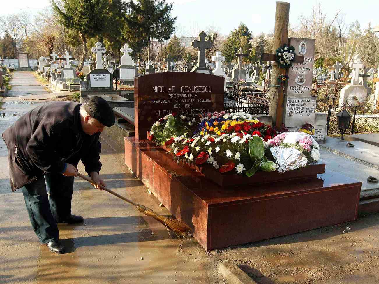 Николае Чаушеску могила