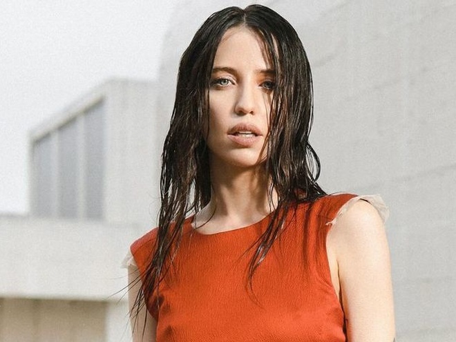 «Зробила собі вихідний»: Дорофєєва показала себе в бікіні на терасі