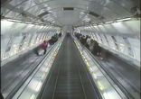 Экстремальный спуск по эскалатору на велосипеде
